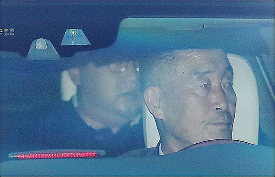 북미 정상회담을 이틀 앞둔 10일 김정은 북한 국무위원장이 리셴룽 싱가포르 총리와의 회담을 마치고 이스타나궁에서 나오고 있다.ⓒ연합뉴스