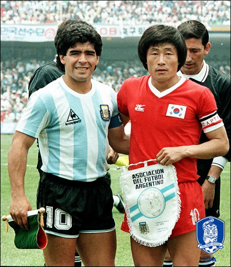 1986년 월드컵 마라도나와 박창선. ⓒ 대한축구협회