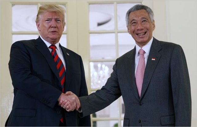도널드 트럼프 미국 대통령이 11일 싱가포르 이스타나궁에서 리셴룽 싱가포르 총리와 악수하고 있다. ⓒAP 