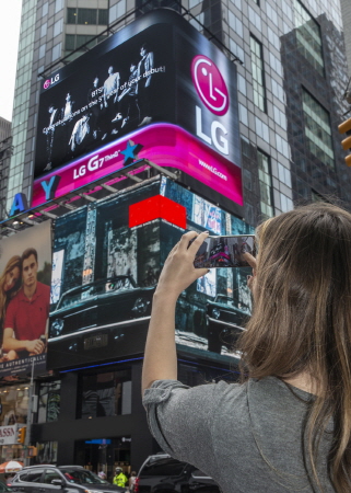LG전자가 현지시간 10일부터 사흘간 미국 뉴욕 타임스스퀘어 전광판에 G7씽큐 광고모델인 방탄소년단을 응원하는 광고 영상을 상영하고 있다. ⓒ LG전자 