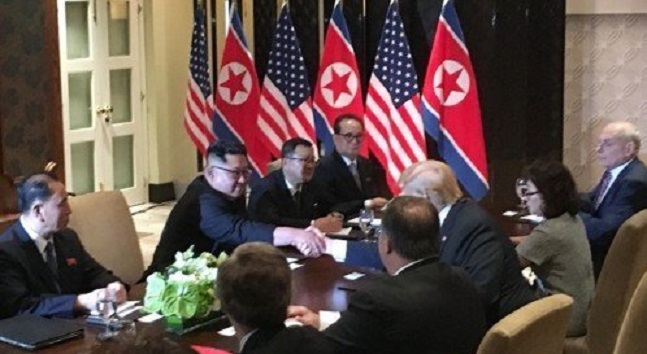 미국 도널드 트럼프 대통령과 북한 김정은 국무위원장이 12일 오전 싱가포르 센토사 섬 카펠라호텔에서 열린 확대정상회담에서 악수하고 있다. ⓒ연합뉴스