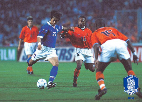막내로 출전한 1998년 프랑스 월드컵 당시 강렬한 슈팅 한 방으로 존재감을 과시했던 이동국. ⓒ 대한축구협회