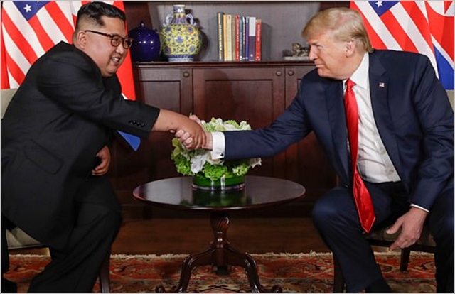 도널드 트럼프(오른쪽) 미국 대통령과 김정은 북한 국무위원장이 12일 싱가포르 카펠라 호텔에서 열린 역사적인 첫 북미정상회담에 앞서 악수하고 있다. ⓒ폭스뉴스
