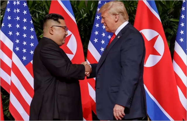 도널드 트럼프(오른쪽) 미국 대통령과 김정은 북한 국무위원장이 12일 싱가포르 카펠라 호텔에서 북미정상회담을 진행하고 있다. ⓒ비즈니스인사이더