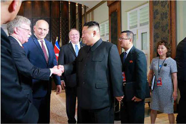 김정은 북한 국무위원장이 미국 존 볼턴 백악관 국가안보회의 보좌관과 환하게 웃으며 악수하는 모습 사진이 13일 북한 노동신문을 통해 공개됐다.ⓒ연합뉴스