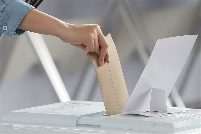 6.13 지방선거 사전투표가 시작된 지난 8일 오전 서울역에 설치된 사전투표소에서 유권자들이 사전투표를 하고 있다. ⓒ데일리안 홍금표 기자