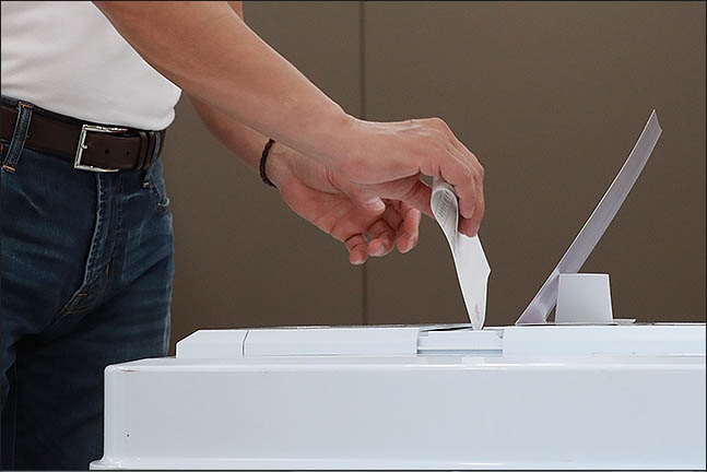 6.13 전국동시지방선거일인 13일 오전 서울 서초구 방배4동 주민센터에 마련된 투표소에서 한 유권자가 투표를 하고 있다. ⓒ데일리안 류영주 기자