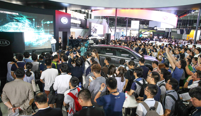 기아자동차가 중국 상하이 신국제엑스포센터에서 개막한 아시아 최대 전자제품박람회 ‘CES 아시아 2018’에서 프레스 컨퍼런스를 진행하고 있다.ⓒ기아자동차