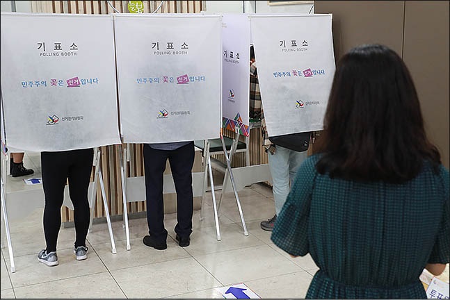 6.13 전국동시지방선거일인 13일 오전 서울 서초구 방배4동 주민센터에 마련된 투표소에 한 유권자가 투표를 기다리고 있다. ⓒ데일리안 류영주 기자