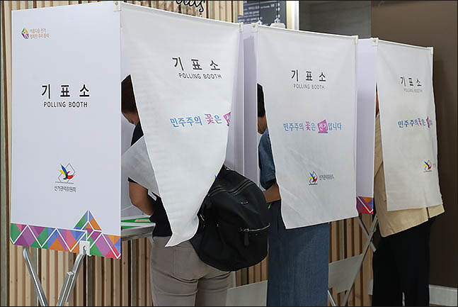 6.13 전국동시지방선거일인 13일 오전 서울 서초구 방배4동 주민센터에 마련된 투표소에서 한 유권자가 투표를 하고 있다. ⓒ데일리안 류영주 기자