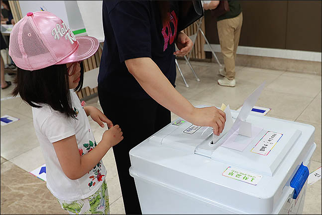 6.13 전국동시지방선거일인 13일 오전 서울 서초구 방배4동 주민센터에 마련된 투표소에서 한 아이가 엄마의 투표를 지켜보고 있다. ⓒ데일리안 류영주 기자
