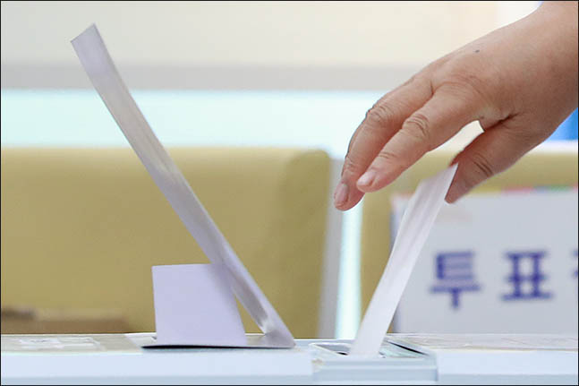 전국동시지방선거일인 지난 13일 오전 서울 서초구 방배4동 주민센터에서 한 유권자가 투표를 하고 있다. ⓒ데일리안 류영주 기자