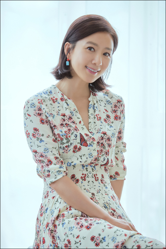 영화 '허스토리'에 출연한 배우 김희애는 "작품이 끝나고 운 건 이번이 처음이었다"고 털어놨다.ⓒ뉴