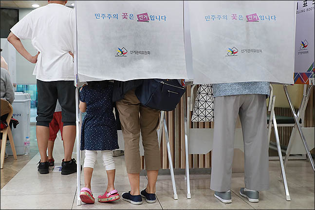 6.13 전국동시지방선거일인 13일 오전 서울 서초구 방배4동 주민센터에 마련된 투표소에서 한 아이가 엄마의 투표를 지켜보고 있다. ⓒ데일리안 류영주 기자