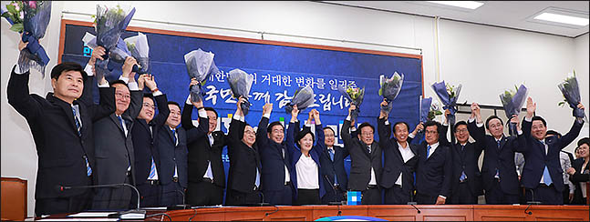 추미애 더불어민주당 대표와 6.13 지방선거 당선자들이 15일 오전 서울 여의도 국회 본청에서 열린 '나라다운 나라, 든든한 지방 정부 실현을 위한 국민과의 선포식'에 참석했다. ⓒ데일리안 류영주 기자