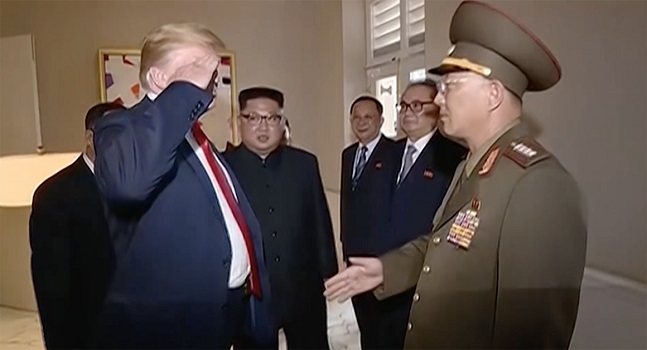 도널드 트럼프 미국 대통령이 6·12 북·미 정상회담 때 북한 장성에게 ‘거수 경례’를 하는 모습이 미국 내부에서 논란이 되고 있다. ⓒ폴리티코, 조선중앙TV 캡처
