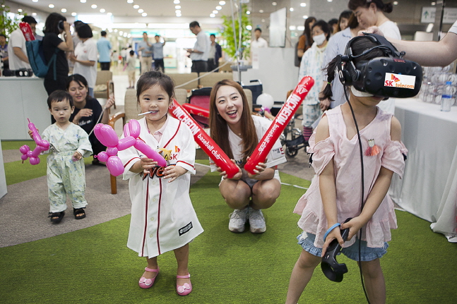 SK텔레콤이 지난 16일 인천시 중구 인하대병원 로비에 마련한 '찾아가는 야구장'에서 어린이 환자들이 가상현실기기를 통해 SK와이번스 프로야구를 실시간 시청하고 있다. ⓒ SKT