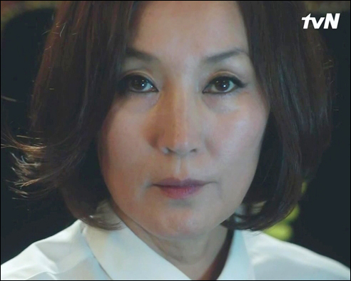 '무법변호사' 이혜영이 충격적인 엔딩을 선보였다. tvN 방송 캡처.