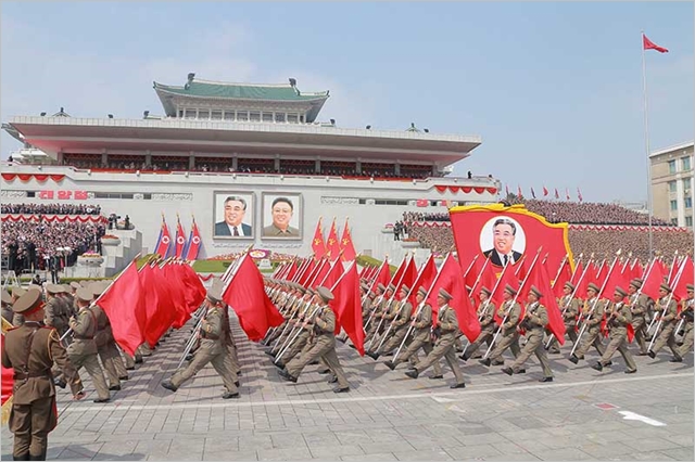 지난해 4월 평양 김일성 광장에서 건군절 열병식이 진행되고 있다. ⓒ조선의오늘