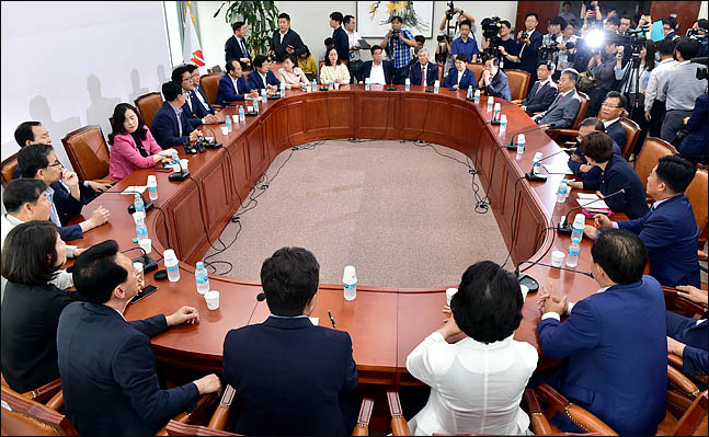 자유한국당 초선의원들이 19일 오전 국회 회의실에서 당 재건 및 개혁방안 등을 논의하기위해 모임을 하고 있다. ⓒ데일리안 박항구 기자