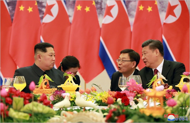 김정은 북한 국무위원장과 시진핑 중국 국가주석이 지난 3월 회동하고 있다. ⓒ조선중앙통신