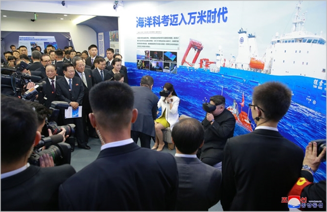 김정은 북한 국무위원장과 부인 리설주가 지난 3월 중국과학원을 방문해 가상현실(VR) 체험기기를 살펴보고 있다. ⓒ조선중앙통신