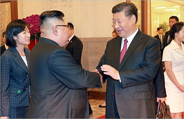 김정은 북한 국무위원장(왼쪽)과 시진핑 중국 국가주석이 지난 19일 중국 베이징에서 3차 북중 정상회담을 진행하고 있다. ⓒ조선중앙통신