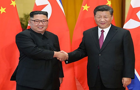 김정은 북한 국무위원장(왼쪽)과 시진핑 중국 국가주석이 지난 19일 중국 베이징에서 만나 낙수하고 있다. ⓒ조선중앙통신