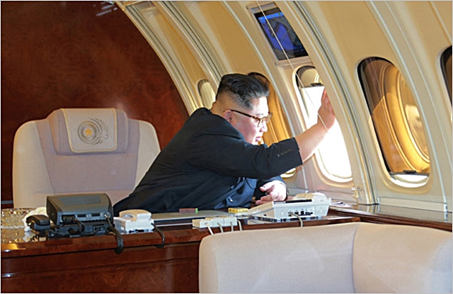 김정은 북한 국무위원장이 전용기에서 손을 흔들고 있다. 지난달 2차 북중 정상회담을 앞두고 출국하면서다. ⓒ조선중앙통신