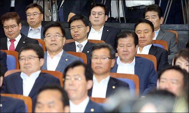 21일 오전 국회에서 열린 자유한국당 의원총회에서 의원들이 굳은표정을 하고 있다. ⓒ데일리안 박항구 기자