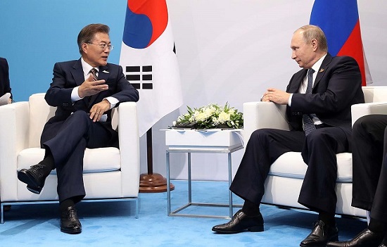 문재인 대통령과 블라디미르 푸틴 러시아 대통령이 지난해 7월 독일 함부르크 G20 메세 A4홀 내 양자회담장에서 만나 대화하고 있다.ⓒ청와대 