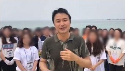 가수 김태욱이 아이스버킷 챌린지 다음 주자로 문재인 대통령을 지목해 논란이 일었다. 채시라 SNS 영상 캡처.