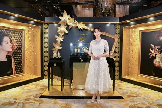 LG생활건강이 21일 저녁 홍콩 리츠칼튼 호텔에서 개최한 '2018 후 궁중연향 in 홍콩'행사에 참석한 '후'의 모델 배우 이영애가 신규 라인인 '후 천율단'과 함께 포즈를 취하고 있다.ⓒLG생활건강