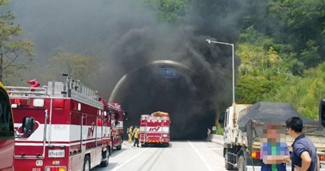 22일 낮 12시 27분께 울산시 울주군 범서읍 울산∼포항고속도로 범서 제2터널에서 화재가 발생해 23명이 다쳤다.ⓒ연합뉴스