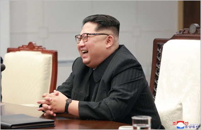 김정은 북한 국무위원장이 지난 4월 남북정상회담을 진행하면서 크게 웃고 있다. ⓒ조선중앙통신