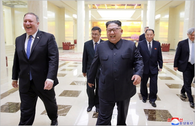 김정은 북한 국무위원장이 폼페이오 미국 국무장관과 회동하는 모습 ⓒ조선중앙통신