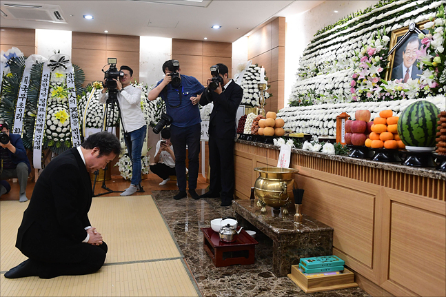이낙연 국무총리가 23일 서울아산병원 장례식장에 마련된 김종필 전 국무총리의 빈소를 조문하고 있다. ⓒ데일리안