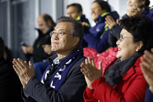 문재인 대통령이 3월 18일 평창 동계패럴림픽 폐막식이 열린 강원도 평창올림픽스타디움에서 박수치고 있다.ⓒ청와대 