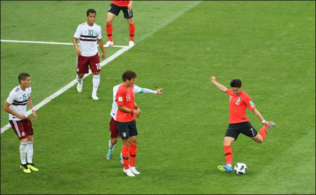 손흥민이 2018 러시아 월드컵 F조 조별리그 2차전 멕시코와의 경기에서 환상적인 중거리슛으로 첫 골을 터트리고 있다. ⓒ 연합뉴스