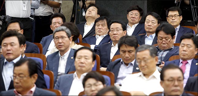 지난 21일 오전 국회에서 열린 자유한국당 의원총회에서 의원들이 굳은 표정을 하고 있다. (자료사진) ⓒ데일리안 박항구 기자