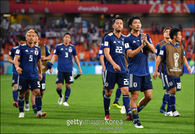 세네갈과 무승부를 기록한 일본 선수들이 관중들의 응원에 감사의 박수를 보내고 있다. ⓒ 게티이미지