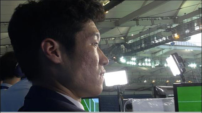 한국과 멕시코 경기 중계 직후 SBS 박지성 해설위원이 한동안 눈시울을 붉히며 자리를 뜨지 못한 모습이 관심을 모으고 있다. ⓒ SBS