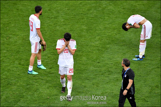 이란 선수들이 16강 진출이 좌절되자 아쉬움의 눈물을 쏟고 있다. ⓒ 게티이미지
