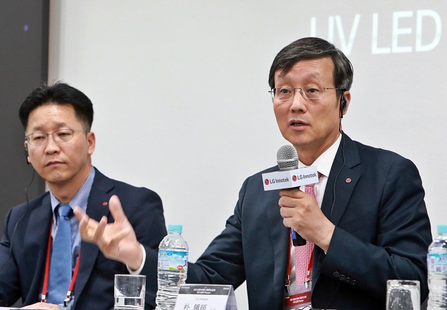 박종석 LG이노텍 사장(오른쪽)이 27일 일본 도쿄에서 개최한 ‘UV LED 포럼’에서 인사말을 하고 있다. ⓒLG이노텍 