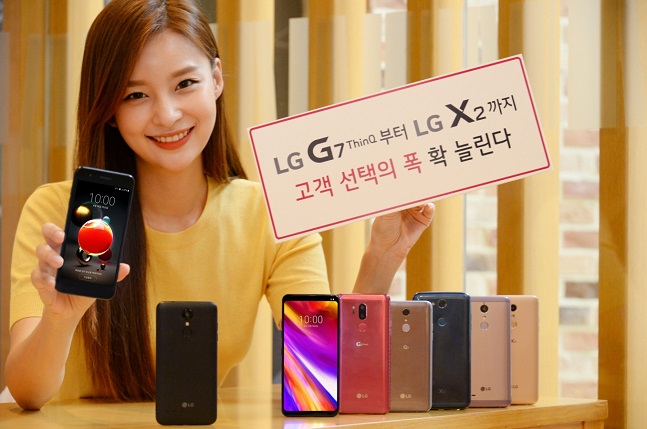 모델이 28일 서울 여의도 LG트윈타워에서 이날 출시한 LG X2를 비롯해 다양한 LG 스마트폰을 소개하고 있다. ⓒLG전자