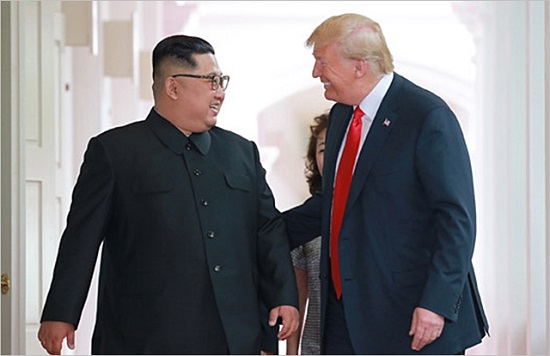 김정은 북한 국무위원장(왼쪽)과 도널드 트럼프 미국 대통령이 지난 12일 싱가포르에서 회동하고 있다. ⓒ조선중앙통신