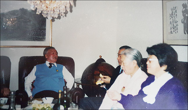 오정옥 박사와 그의 가족들. 사진 정면이 부친인 오경선 씨, 오른쪽에서 두 번째가 모친 천봉예 씨, 그리고 맨 오른쪽이 오정옥 박사다. (사진 = 오정옥 제공)