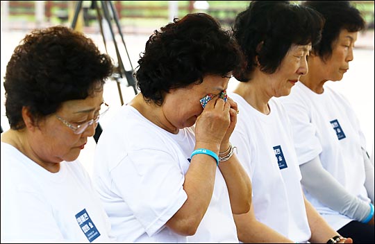 제2연평해전 전사자 유가족들이 지난 2015년 8월 11일 오후 경기도 파주시 DMZ 도라산평화공원에서 열린 '연평해전 영웅의 숲' 착공식에서 눈물을 훔치고 있다. ⓒ데일리안