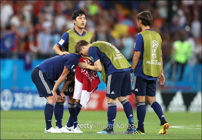 벨기에에 패한 일본 선수들이 아쉬움에 고개를 숙이고 있다. ⓒ 게티이미지