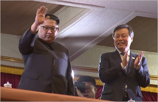 사진은 지난 4월 평양에서 열린 ‘남북평화협력 기원 남쪽예술단’ 공연을 관람하기 위해 모습을 드러낸 김정은 북한 국무위원장의 모습. ⓒ사진공동취재단ⓒ